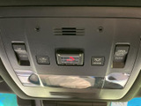 天井付近に照明やドア連動などのスイッチをまとめています。運転席からも同乗者からも手が届きやすい位置で、室内灯などを必要に応じて操作できる装備です。