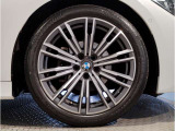 BMWの純正アロイホイールは軽量かつ強度にも優れているホイールで走行性能を引き上げる設計になっております。足元にもBMWは妥協がなくこだわっている個所になります。