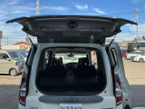 セレナ自慢の、ガラスハッチ。奥行きの狭い駐車場でも、荷物の出し入れが可能です!
