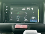 ラジオやiPod、Bluetoothオーディオなど、音源を選べるメニューが画面に表示されています。見やすいタッチ画面で目的の項目を確認しやすく、通勤から遠出まで日常の移動を快適にサポートしてくれます。
