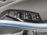 運転席の窓操作部分です。スイッチでミラーや窓の開閉が電動で行えます。