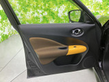 窓から周囲を確認しやすく、運転席での乗り降りにも配慮されたドアまわり。手元にまとまった操作部と収納スペースに加え、差し色のパネルが車内を明るく彩ります。