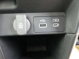 アクセサリーソケット、USBジャック、USBチャージャーが装備されています