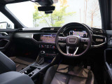内装はシンプルに使い勝手を考え作られています。お車を運転する感覚をダイレクトに体感して頂けます。室内も広くロングドライブにも快適にお過ごしいただけます。