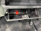 車検証などの収納に便利な助手席側グローブボックス