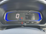 表示がまとまったメーターパネルで、走行に必要な情報を運転席から確認しやすい配置です。表示部の周囲も見やすく整理されており、日常の運転中に視線を移す負担を抑えやすい設計です。