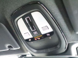 運転席のルーフには室内照明だけでなくSOSの通報ボタンが装備されています 事故の際にはワンプッシュでレスキューと通話が可能です