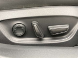 運転する時はドライビングポジションが気になりますよね。パワーシートで座席位置の微調整もしっかりできます。高級感がある装備としても人気があります。
