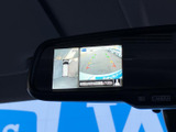 後退時は車両後方の映像に加えて周囲の様子も画面で確認でき、駐車位置を把握する際に便利です。ガイド表示も備わり、狭い場所での切り返しや車庫入れをサポートします。