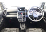 【まるまるクリーニング】内装工程では、中古車を気持ちよくお乗りいただけるよう清掃しております。シートの洗浄はもちろん、ニオイの元となるフロアカーペットまで洗浄・消臭を実施。