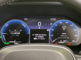 中央に速度やシフト位置、左右に円形の表示を配した見やすい構成です。時刻や航続可能距離なども確認でき、必要な情報を運転席から把握しやすくなっています。