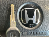 【キーレス】少し離れた場所からでもボタン一つでドアの開錠・施錠ができるのでとっても便利!ドアの鍵穴周りに傷をつけることもありません♪