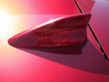 ルーフ後端にシャークフィンアンテナを装備。すっきりとしたフォルムが車両全体のデザイン性を高め、スポーティで引き締まった印象を演出します。
