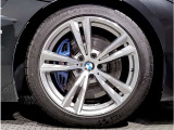【BMWアロイホイル】軽量かつ強度に拘ったアロイホイル。走行性能ポテンシャルを引き出す設計。車の足元を引き締めてくれる大きなポイントはアロイホイルです。