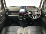【インパネ】運転のしやすさを最優先に設計された見晴らしの良いフロントビュー。車両間隔が掴みやすく狭い道でも安心♪「安全」と「品質」を最優先に、安心してお乗りいただけるクルマを提供いたします。