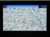 ナビ付きで、遠出や初めての道も安心。道に迷う心配が少なく、同乗者との会話や運転に集中出来ます。ご家族でのお出かけにも心強いポイントです。