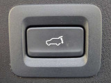 【パワーリアゲート】キーのスイッチまたは車両の各種スイッチを操作することにより、リアゲートが自動で開閉します。