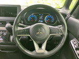 ステアリングに各種スイッチをまとめ、運転中も手元で必要な操作を行いやすい配置です。メーターやセンターディスプレイとの位置関係も確認しやすく、毎日の移動を支える便利な装備が備わっています。