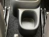 前席の間にドリンクホルダーを備え、手元に飲み物を置きやすい配置です。深さのある形状で、乗員それぞれが使いやすく、普段のお出かけや通勤時にも便利に活用できます。