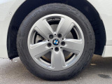BMWならではの卓越した走りを支えるホイールと足回りです!日本車の走りに慣れている方にもぜひ体感して頂きたいほど、高いレベルでまとまっています!純正16インチアルミホイール。