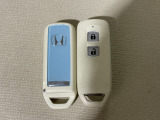 スマートキー付!キーを取り出さなくてもドアロックの施錠・開錠、エンジンの始動が出来ます!雨の日や荷物の多い日にとても便利ですね♪