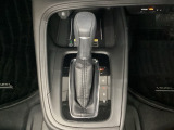 「e:HEV」は、モーター走行を中心にしながら電気エネルギーやエンジン動力を効率よく使い分けることができる賢いハイブリッドシステムです。サイドブレーキはスイッチ操作の電子制御パーキングブレーキです