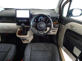 革巻きステアリングで快適な操作性の運転席です。