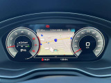 スピードメーターなどの運転に必要な計器とともに、オーディオ・電話の操作画面などを表示。レイアウトはステアリングスイッチで切り替えでき運転に集中しながら必要な情報を瞬時に得ることが可能。