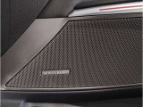 ハーマンカードンは移動中の車内空間をより快適に過ごす為のスピーカーで600W・9チャンネル・サラウンド・車両専用のイコライザーが装備され、良質な音源でございます。
