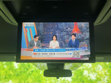 天井部に設置されたモニターで、映像を楽しめる装備です。後席で過ごす時間を充実させたいご家族のお出かけにも便利で、同乗者それぞれが車内で快適に過ごせます。