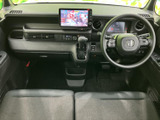 運転席まわりは前方の視界が広く、メーターや画面も目に入りやすい配置です。左右のシートはゆったりと並び、乗り降り後も落ち着いて過ごせます。