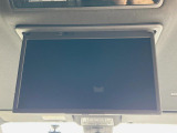 【14型有機ELフリップダウン】三列目からでも迫力のエンタメが観れる大画面フリップダウン。有機ELのモニターでは、一般的なフリップダウンよりも高コントラストでキレイな映像を楽しめます。
