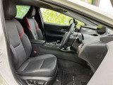 運転席と助手席をゆったり確認でき、乗り込む際の見通しもすっきりしています。落ち着いた色合いのシートに赤いアクセントが入り、日常の移動を心地よく支えます。