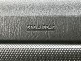 中央にSRS AIRBAGの表示を備え、安全装備の位置を確認しやすい仕様です。運転席で目に留まりやすく、万一への備えを意識できる装備として安心感につながります。