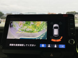 車両後方の映像に加えて周囲の状況も画面で確認でき、駐車時の安全確認をサポートします。表示を見ながら周辺に気を配れるため、車庫入れの際にも心強い装備です。