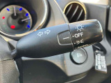 車外の明るさに応じて自動で点灯する【オートライト】機能が付いています。