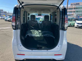 セカンドシートを折りたたむと長い荷物も収納できます。