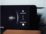 【スマートフォン連携】車内で様々な機能が利用できます。Apple CarPlayでは、iPhoneの機能(通話、音楽再生、マップなど)が利用可能で、Android Autoでは、(通話、音楽、マップなど)が利用可能です。