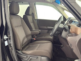 乗降がしやすい運転席。高さが調節できて小柄な方でも運転しやすいポジションをとることができます。
