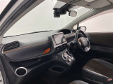 しっかりまとまった感のあるインパネ。各操作スイッチなども使いやすい位置に配置されていますよ。