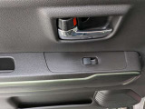 パワーウィンドウのスイッチですよ。運転席に居ながら窓を開け閉めのコントロールできます。
