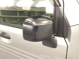 【電動格納ミラー】運転席にあるボタン一つで左右のミラーを畳めます。