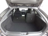 【広々トランクルーム】車体に対してスペースは広めに作ってあります。また、背もたれを倒すとより多くの荷物を乗せることができます。