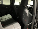 【リアシート】屋根までの高さがある車のため、大人の方でも圧迫感が少なく乗車出来ます。足元は広く取られているため、ゆったりとお乗り頂けます。