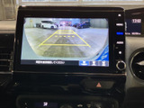 後方の様子に加えてガイドラインも画面に表示され、駐車時に車両と周囲との位置関係を確認する目安になります。バック時の後方確認を助け、駐車操作の際にも心強い装備です。