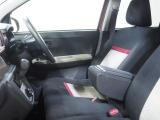 運転席にはアームレストが備わっています。