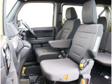 自社工場を3拠点完備しております。重整備やカスタムを始め、ご購入後のお車のメンテナンスも弊社にお任せください。