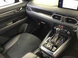 ドライバーが心に余裕をもって運転に集中できること、助手席や後席からもすっきりと前を見通せる空間の起点となり、全員が安心してドライブを楽しめることをモットーにシンプルなレイアウトとなっています。