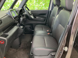 前席からは車内の様子を見渡しやすく、座面と背もたれが身体を受け止める落ち着いた空間です。操作部も手の届く範囲にまとまり、毎日の乗車を支えます。