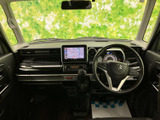 運転席から前方を見渡しやすい開放的な視界に加え、中央の画面で地図情報も確認できます。周囲の状況を把握しながら目的地を確認でき、日常のお出かけをサポートします。
